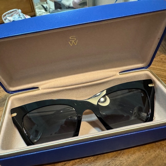 STUART WEITZMAN CAT-EYE KEYHOLE SUNGLASSES main image 5